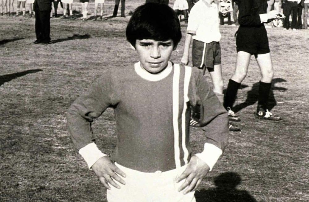 El niño Maradona que soñaba con vivir de jugar a la pelota. Terminó siendo ídolo universal.