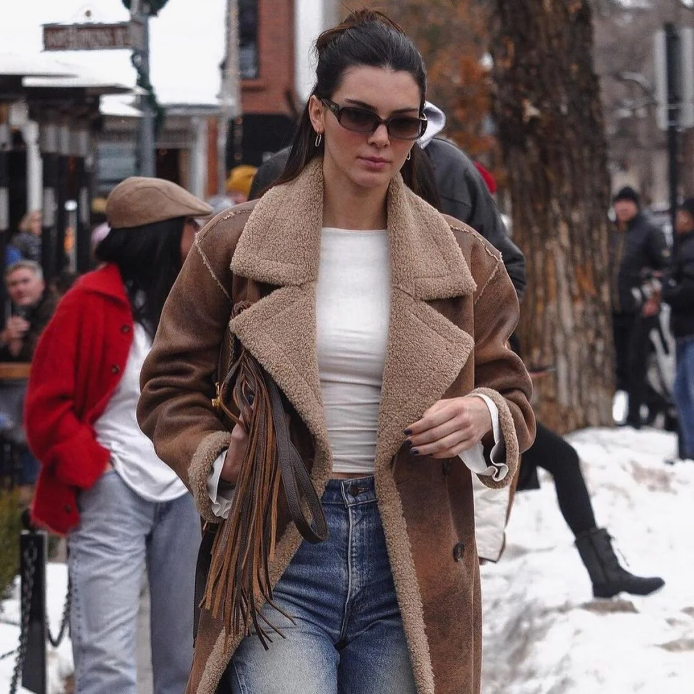 Kendall Jenner usando el abrigo de la temporada.