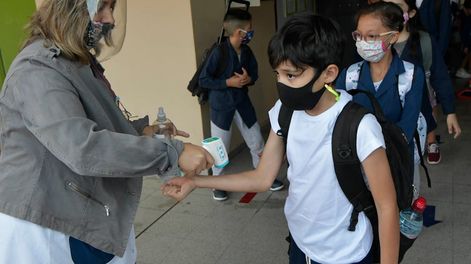 Las escuelas seguirán abiertas con el cumplimiento estricto de protocolos. Foto: Orlando Pelichotti / Los Andes