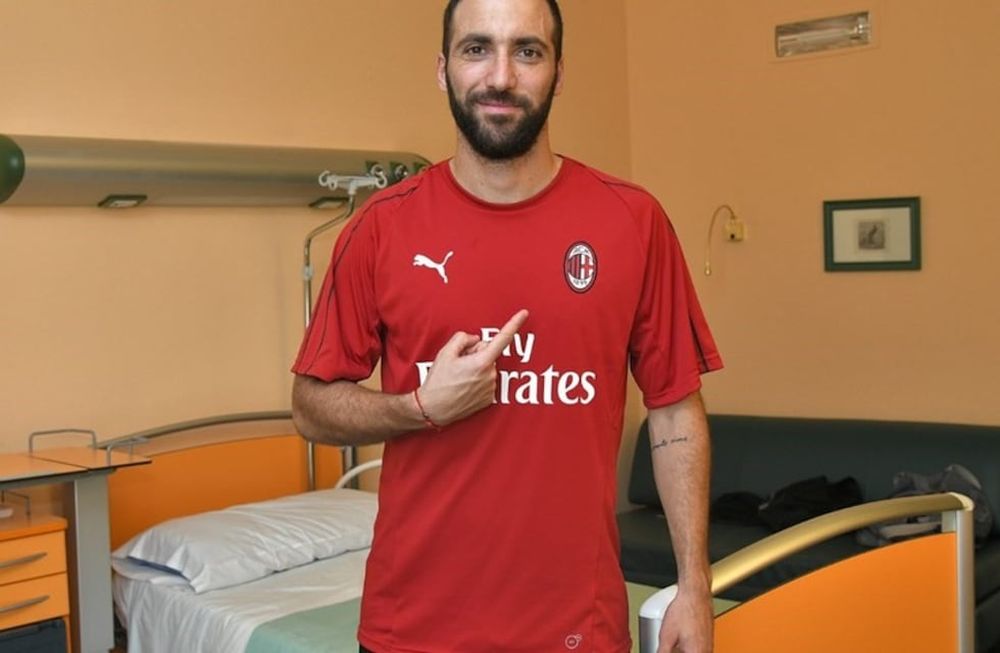 Gonzalo Higuaín y su nuevo club: Pipita posó con la pilcha del Milan