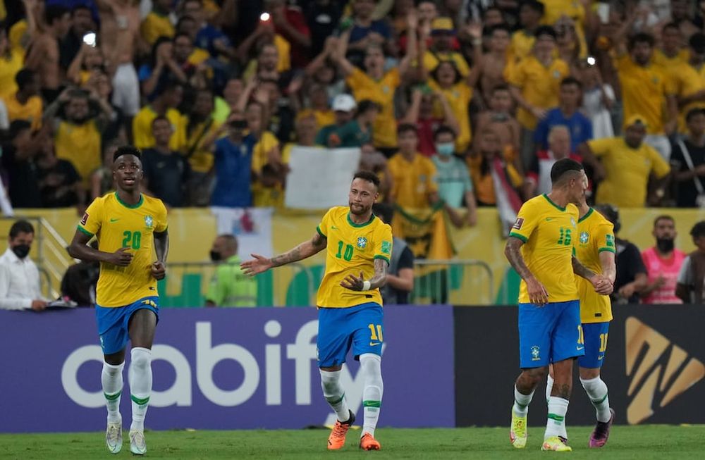 Neymar y Vinicius dos de las esperanzas de Brasil. (AP)