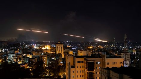 Los Andes | Misiles disparados desde Gaza se dirigen hacia territorio israelí. AP