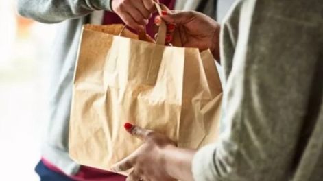 Pidió comida a domicilio, el repartidor se equivocó y sus vecinos aprovecharon el error.