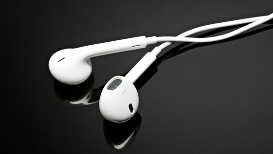 Los auriculares con cable son tendencia, especialmente en la Gen Z que busca su simpleza como forma de desconexión inalámbrica.