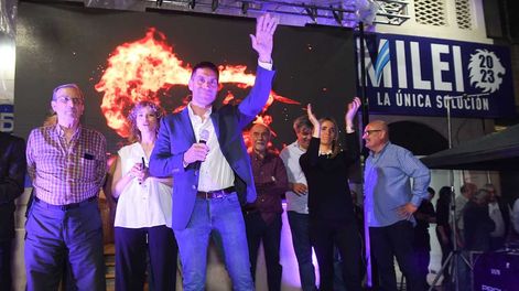 Los Andes | Elecciones presidenciales 2023 en la República Argentina.Festejos en el bunker del partido La Libertad Avanza de Javier Milei en MendozaFacundo Correa Llano  agradeciendo a los militantes Foto: José Gutierrez / Los Andes