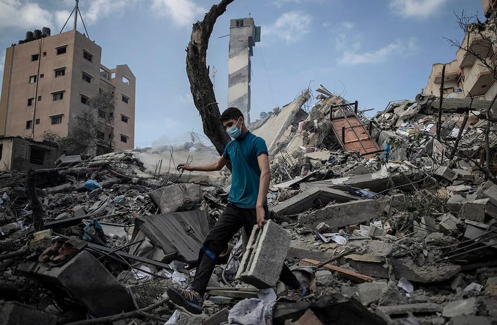 Un palestino revisa los daños en un edificio de seis plantas destruido de madrugada por un ataque aéreo israelí en Ciudad de Gaza. Foto archivo