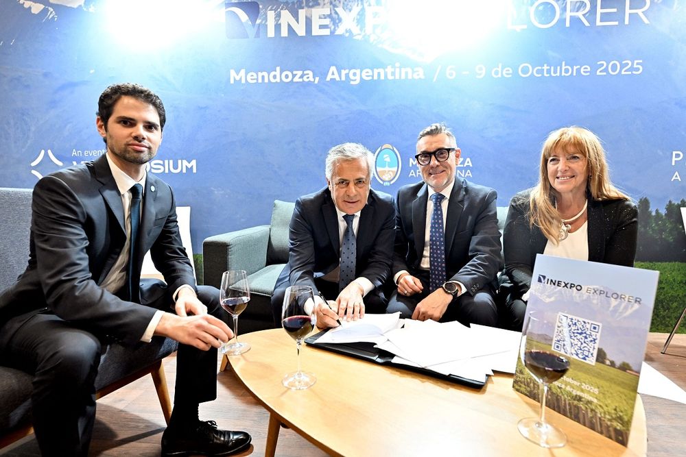 El embajador argentino en Francia, Ian Sielecki; el gobernador Alfredo Cornejo; el director general de Vinexposium, Rodolphe Lameyse; y la presidenta de ProMendoza, Patricia Giménez. (Prensa Gobierno de Mendoza)