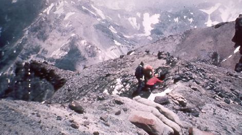 Los Andes | Pirámide del Aconcagua: sitio del hallazgo de la capacocha. El sitio integra la Lista del Patrimonio Mundial de la UNESCO. En la imagen los profesionales que rescataron el hallazgo. (Foto J. Schobinger,1985)