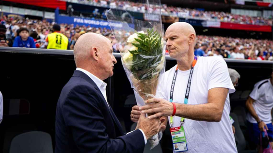 El gesto de Stale Solbakken al asistente de Francia, Guy Stéphan.