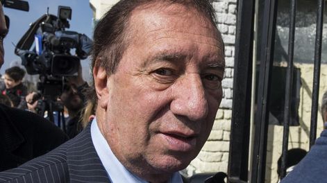 Mejora la salud de Carlos Salvador Bilardo, pero continuará internado