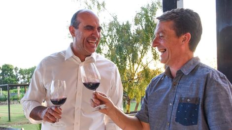 Mauricio Lorca y Fabián Gardino en la cata comparativa a ciegas del varietal Grand Petit Verdot. Mariana Villa / Los Andes