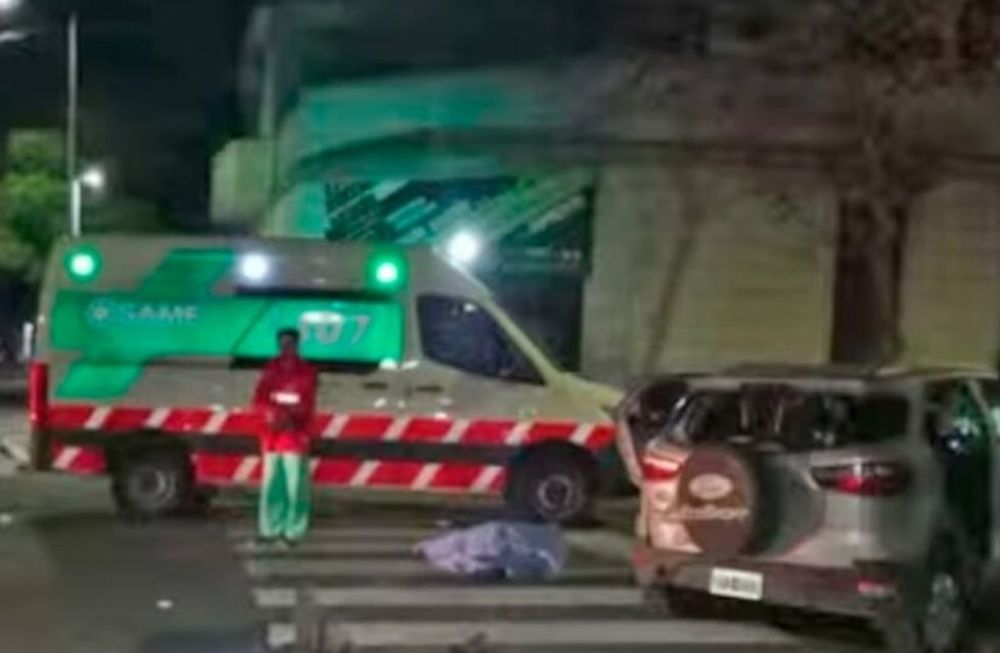 Los apresados fueron luego identificados por la policía como Gerardo Mateluna (45), Leonardo Traipe Benegas (18) y un adolescente de 16 años, mientras que aún no se estableció la identidad ni la edad del fallecido. Foto: Captura TV / La Nación