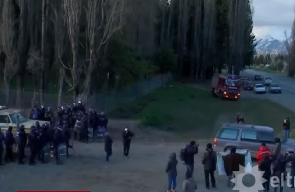 Un camarógrafo sufrió agresiones de encapuchados durante el desalojo en El Foyel. Imagen TN.