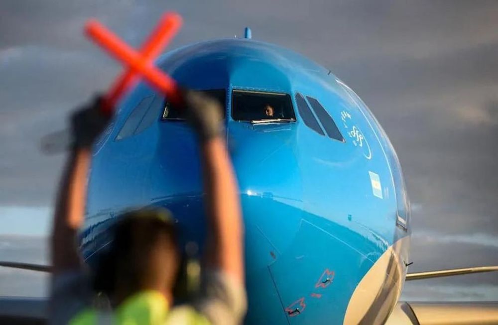 Representantes la Asociación Pilotos de Líneas Aéreas (APLA), Asociación Argentina de Aeronavegantes (AAA) y Asociación del Personal Aeronáutico (APA) convalidaron modificaciones en convenios  - Aerolíneas Argentinas