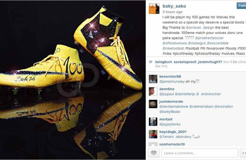 Para celebrar sus 100 partidos, un futbolista se calza botines con diamantes y cristales