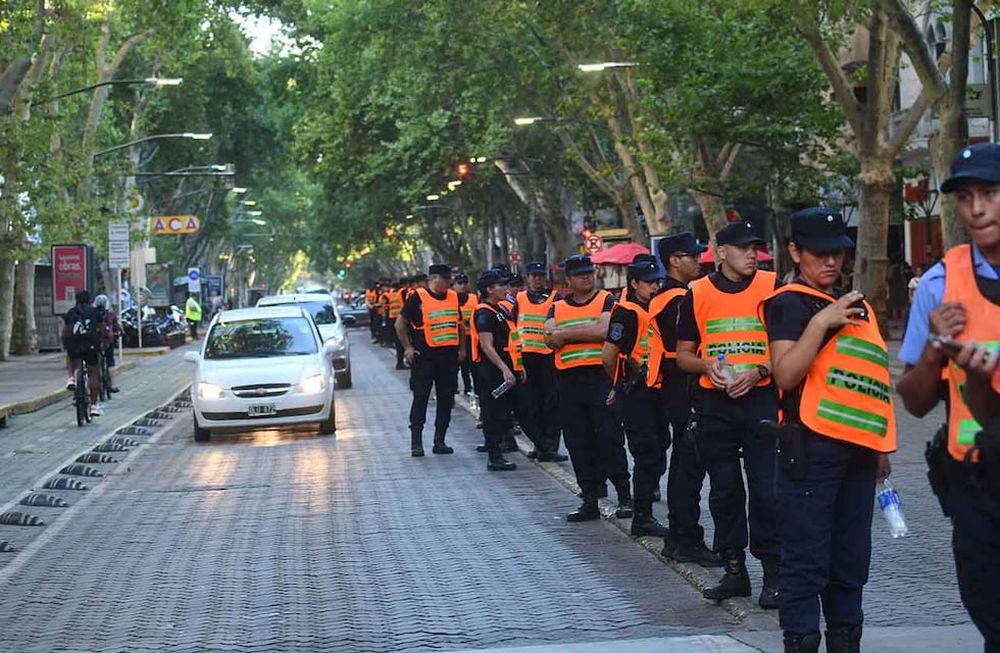 Con gran cantidad de policías, artistas mendocinos realizan una protesta en Peatonal Sarmiento y Av. San Martín de Ciudad en reclamo al DNU del gobierno nacionalFoto: José Gutierrez / Los Andes