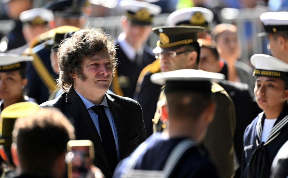 Javier Milei junto a integrantes de la Prefectura Naval Argentina