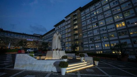 Una estatua del fallecido papa Juan Pablo II frente a las habitaciones del hospital generalmente utilizadas cuando un papa es hospitalizado en el Hospital Gemelli, de Roma.
