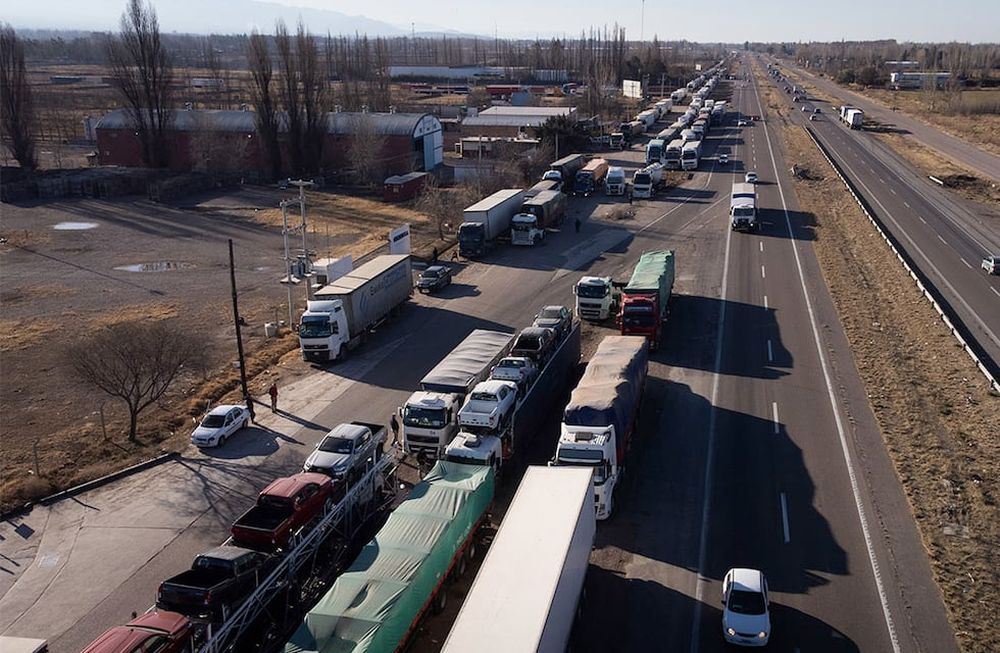 En julio se estimó un costo de $ 185.90 por km para cargas generales, trayecto Mendoza – Buenos Aires. En septiembre podría costar $ 214.30 por km. Foto: Ignacio Blanco / Los Andes