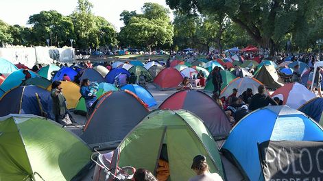 Los Andes | Acampe de esta semana por parte de la Unidad Piquetera en la Plaza Independencia, en reclamo contra suspensiones del programa Potenciar Trabajo | Foto: Orlando Pelichotti