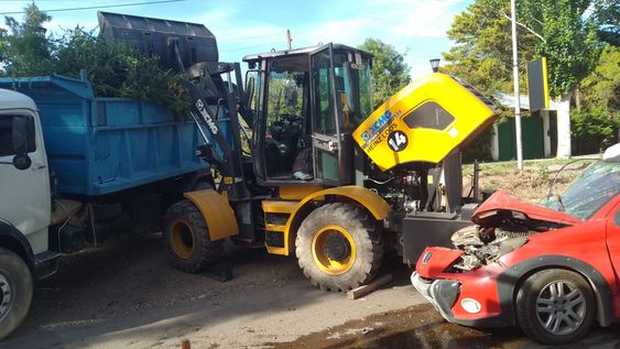 Un obrero terminó bajo una retroexcavadora tras ser atropellado&nbsp;