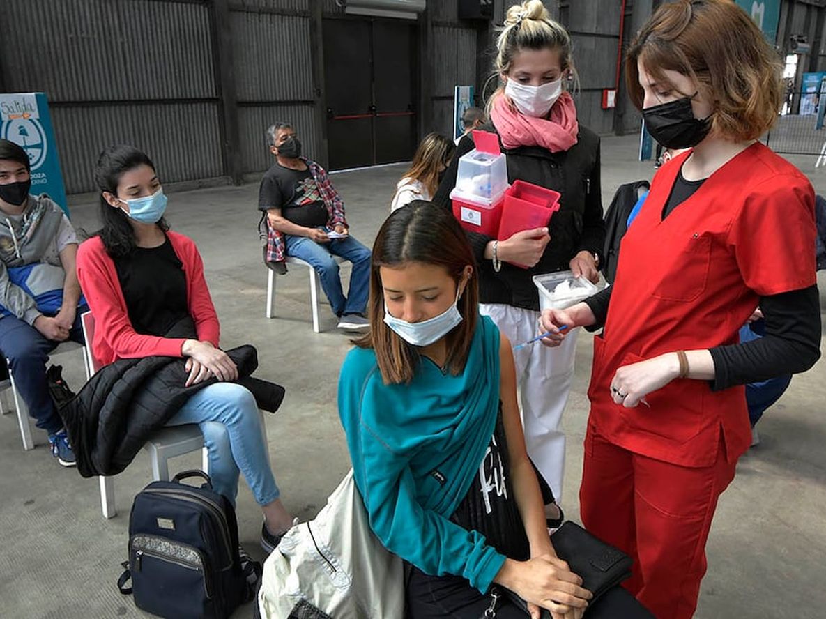 Continúa la vacunación contra Covid 19 combinada. Foto: Orlando Pelichotti / Los Andes