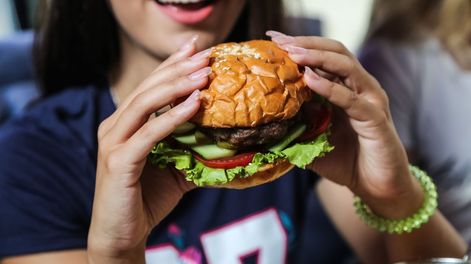 Según el video de Turismolichi, la espera llegó a cuatro horas, reflejando el entusiasmo por la nueva marca en la ciudad.