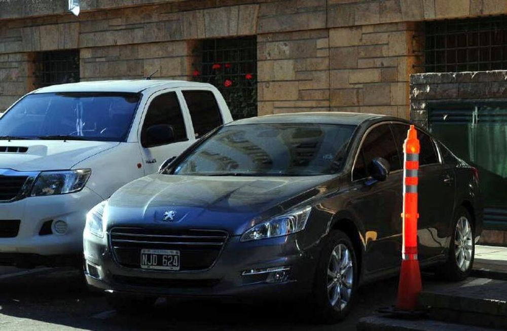 Por honorarios impagos, embargan el auto nuevo del gobernador Pérez