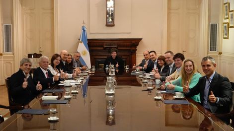 En la previa al cierre de listas, Milei almorzó con su Gabinete y vieron la película Homo Argentum