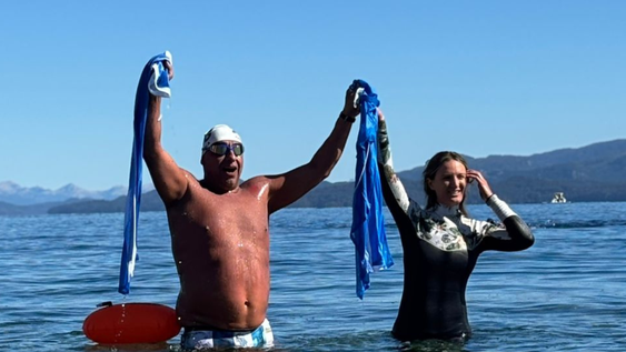 Una marca más Gustavo Oriozabala, el hombre récord: el mejor nadador de aguas abiertas cruzó a nado el Nahuel Huapi