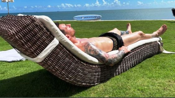 Disfrute crack. Usted se merece todo. Messi descansa en Miami antes de viajar a España. / Gentileza. Disfrute crack. Usted se merece todo. Messi descansa en Miami antes de viajar a España. / Gentileza.