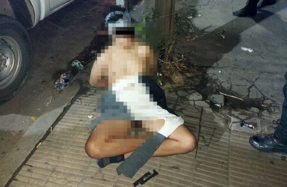 Ladrón atado a un poste en Isidro Casanova.