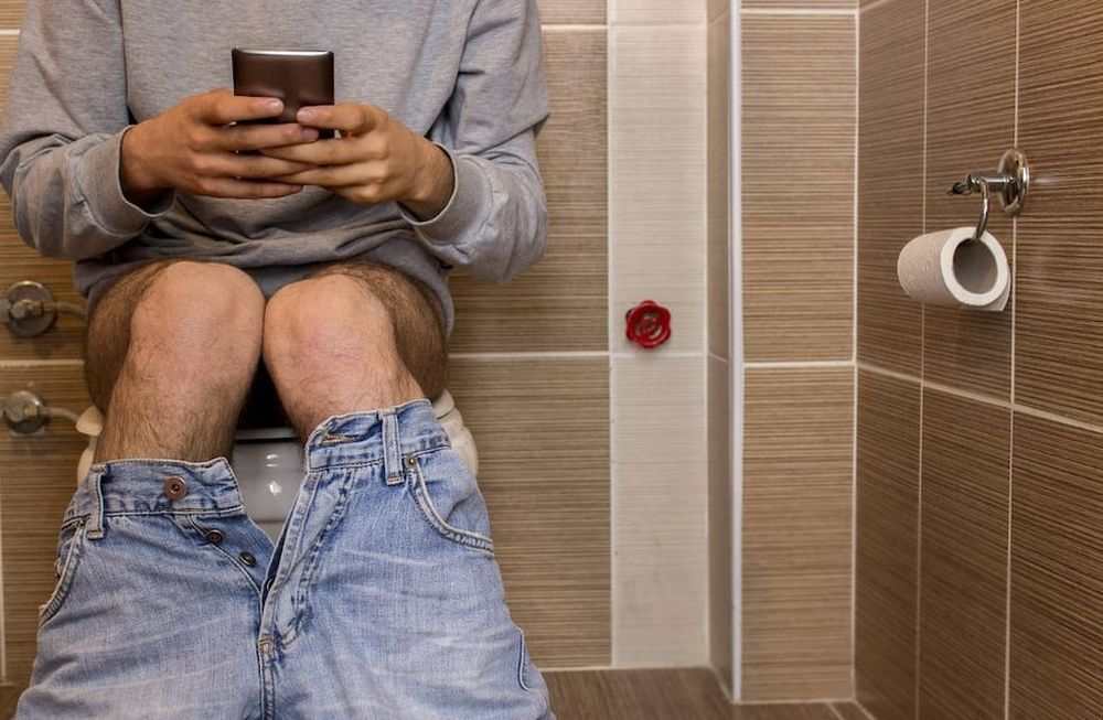 Un hombre pasó muchas horas sentado en el inodoro mirando su celular y se le salió el intestino. Foto: web