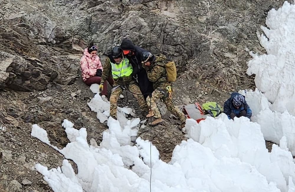 Tres jóvenes andinistas argentinos fueron rescatados en la Cordillera de los Andes tras sufrir un incidente mientras ascendían el Cerro Santa Elena, ubicado a 4.571 metros sobre el nivel del mar. ( Foto: Twitter Ejército de Chile).