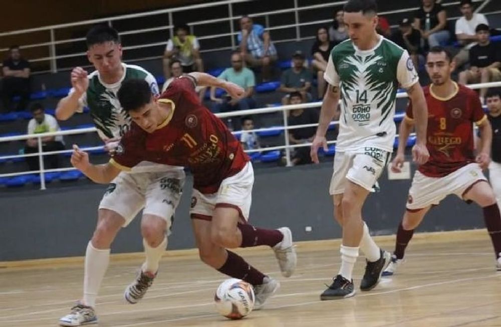 Disputado. Tomás Civelli (11) aguanta la pelota ante la marca de Dodds (10) y Gaitán (14), mientras Gustavo Álvarez (8) completa la acción. Mendoza clasificó a cuartos de final. / Gentileza Prensa Argentino A