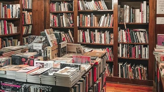 Desde la primera vez que vine a la Argentina, la ciudad de Buenos Aires me pareció la más literaria de América Latina. Aquí las librerías están repletas de gente y de libros.