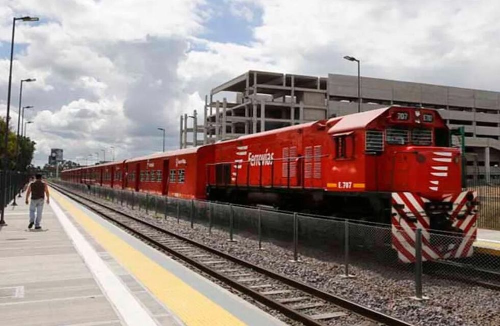 Hallaron a un adolescente con un disparo en la cabeza cerca de las vías en Palermo e investigan si quisieron matarlo o fue un intento de suicidio.