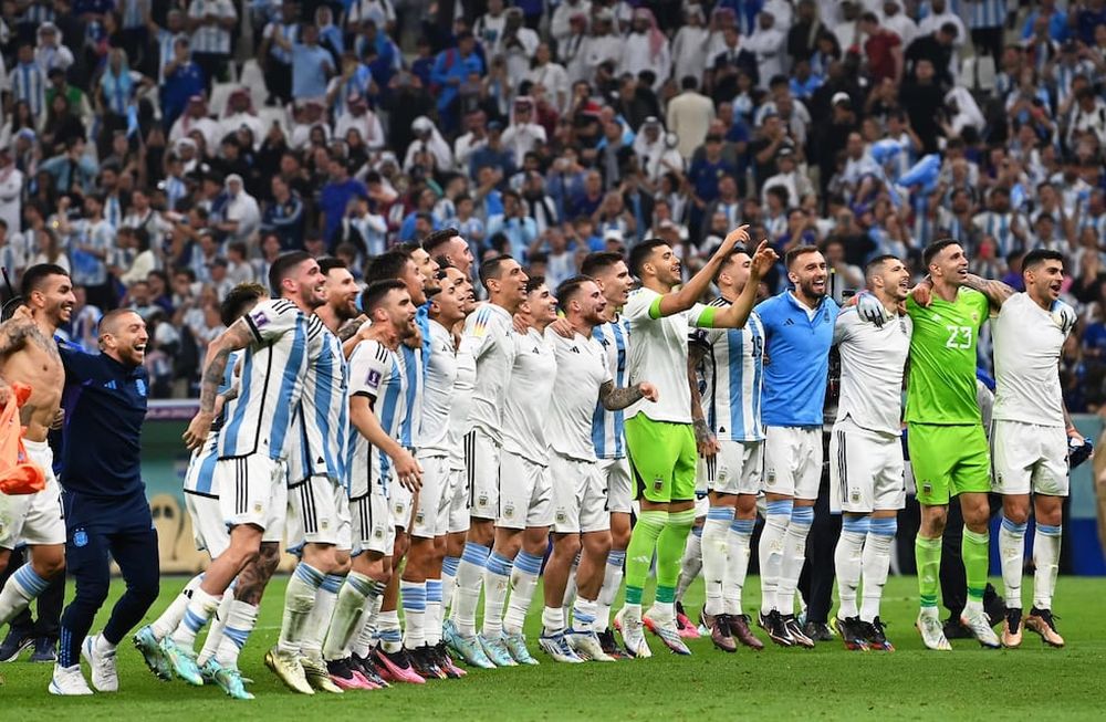 La selección celebra el pase a la final del Mundial de Qatar después de derrotar a Croacia en el estadio Lusail. Foto: EFE/EPA/Georgi Licovski