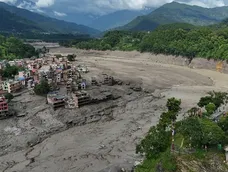 Estremecedores videos: una impactante riada en Nepal arrasó con ciudades dejando muertos y desaparecidos.