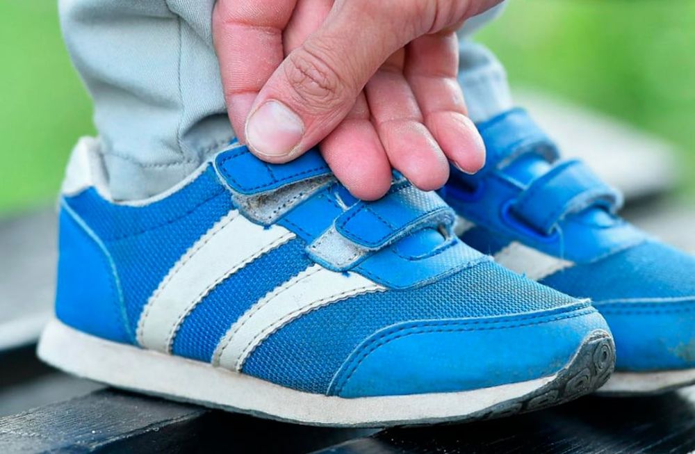 Aunque recomiendan zapatillas con abrojo, por el precio se siguen vendiendo con cordones