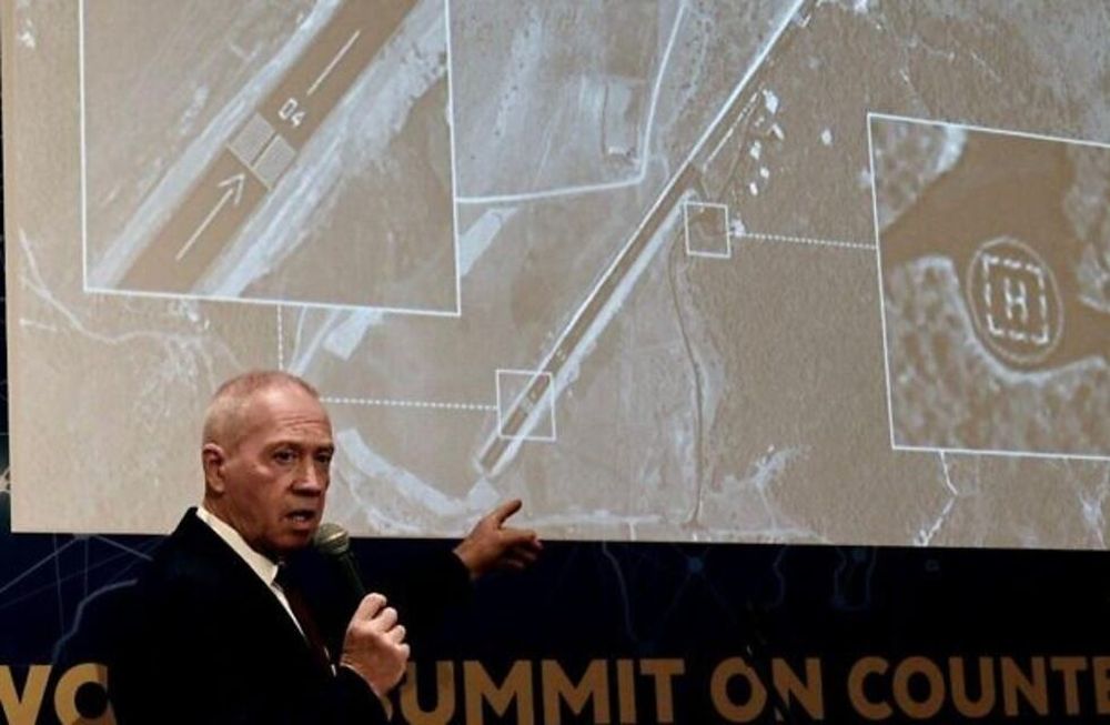 El ministro de defensa israelí, Yoav Gallant, durante la exposición de las imágenes satelitales que muestran un aeropuerto en construcción a 20km de la frontera con Israel, aparentemente llevado a cabo por Irán.