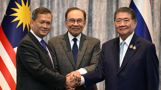 El primer ministro de Malasia, Anwar Ibrahim (c) y los primeros ministros de Tailandia y Camboya, Phumtham Wechayachai (d) y Hun Manet (i), respectivamente, tras el acuerdo de un alto el fuego inmediato y sin condiciones desde esta medianoche.