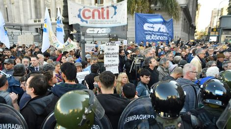 Tensión e incidentes en la nueva movilización de jubilados contra el veto de Milei a la reforma previsional