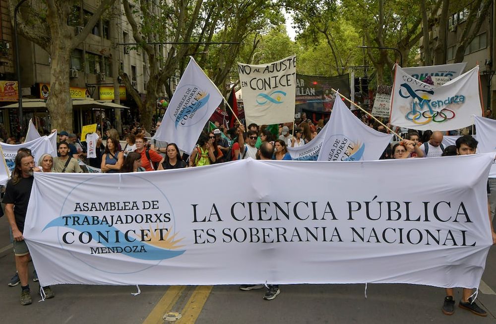 Vendimia 2024El Carrusel 2024 le devolvió color a la mañana gris en Mendoza: las mejores fotosAlegría, música y baile en el sábado nublado por las calles de la CiudadFoto: Orlando Pelichotti