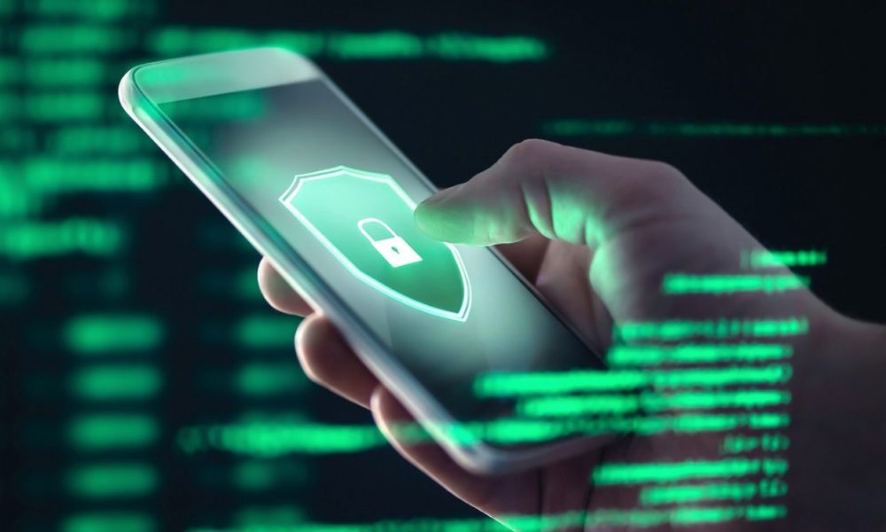 Expertos señalan que la ciberseguridad del celular también depende de usar claves fuertes, activar la verificación en dos pasos y descargar apps de fuentes confiables.