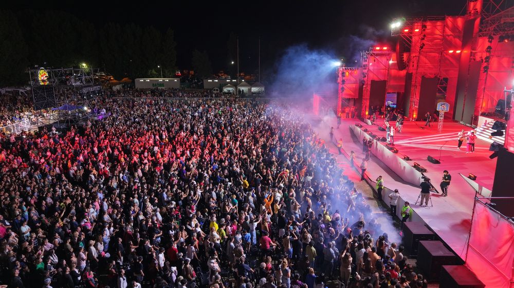 Dueño del Sol a tope: una marea de familias y fans copó el predio para el show de Los Caligaris.
