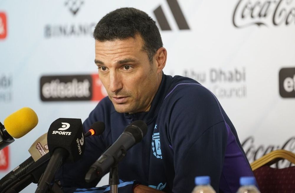 Lionel Scaloni habló en Abu Dhabi a horas del inicio del Mundial 2022. / Clarín