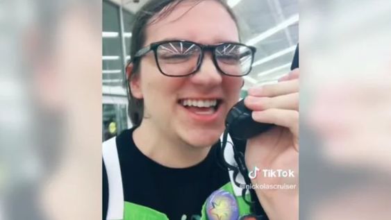 Joven tiktoker es despedido por hacer una broma durante su jornada laboral. Foto: Captura TikTok/@nickolascruiser