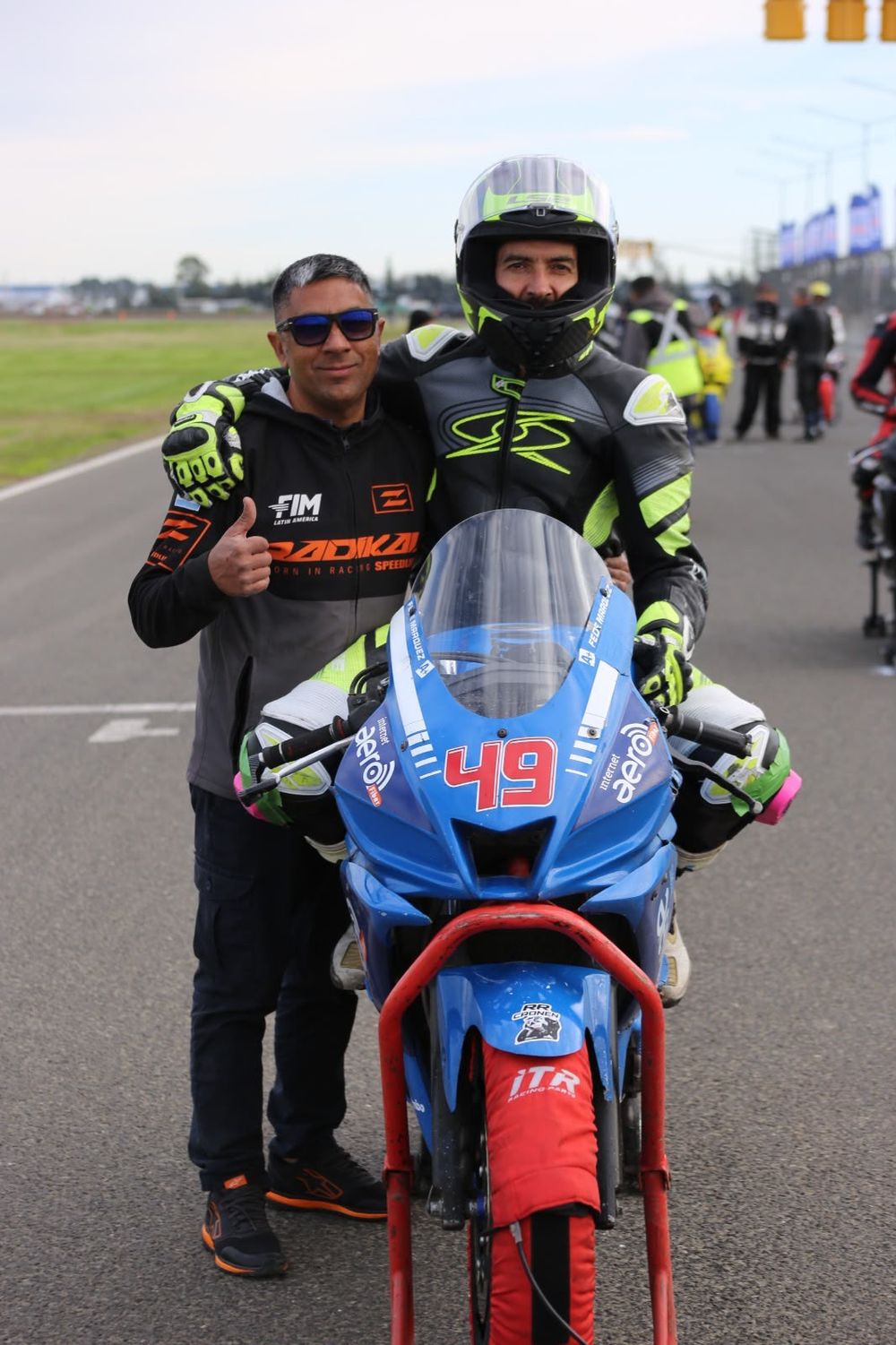 Motociclismo. Federico M&aacute;rquez posa con su m&aacute;quina feliz luego de su gran desempe&ntilde;o en la competencia