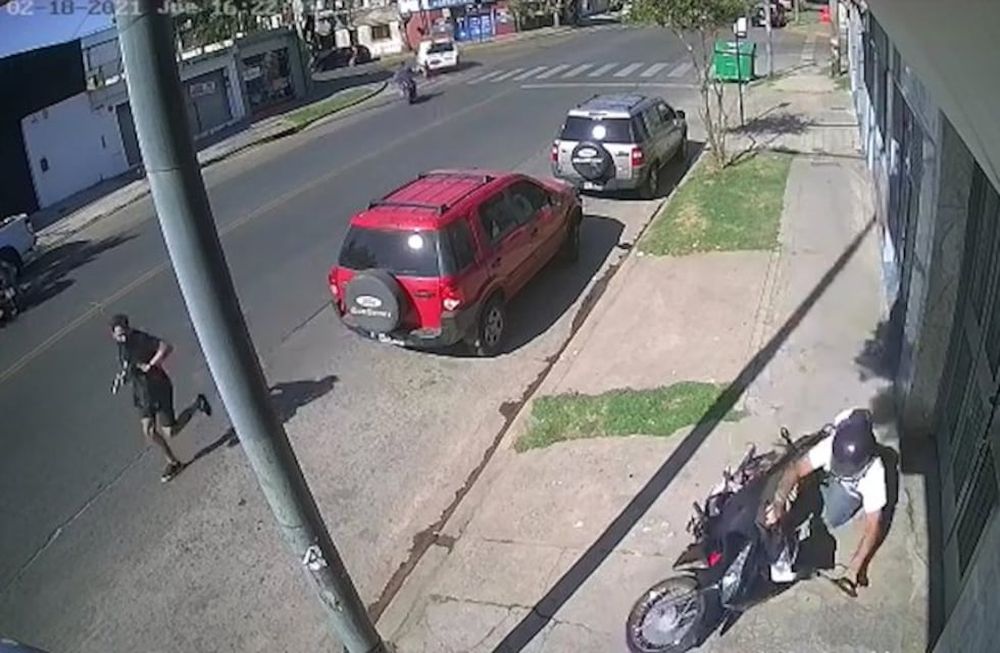 El momento en que el delincuente cayó muerto tras los disparos.